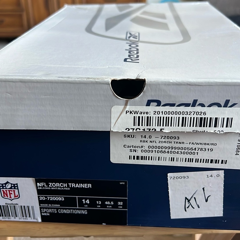 Reebok athletic shoe size men’s 14 color is white, black and red